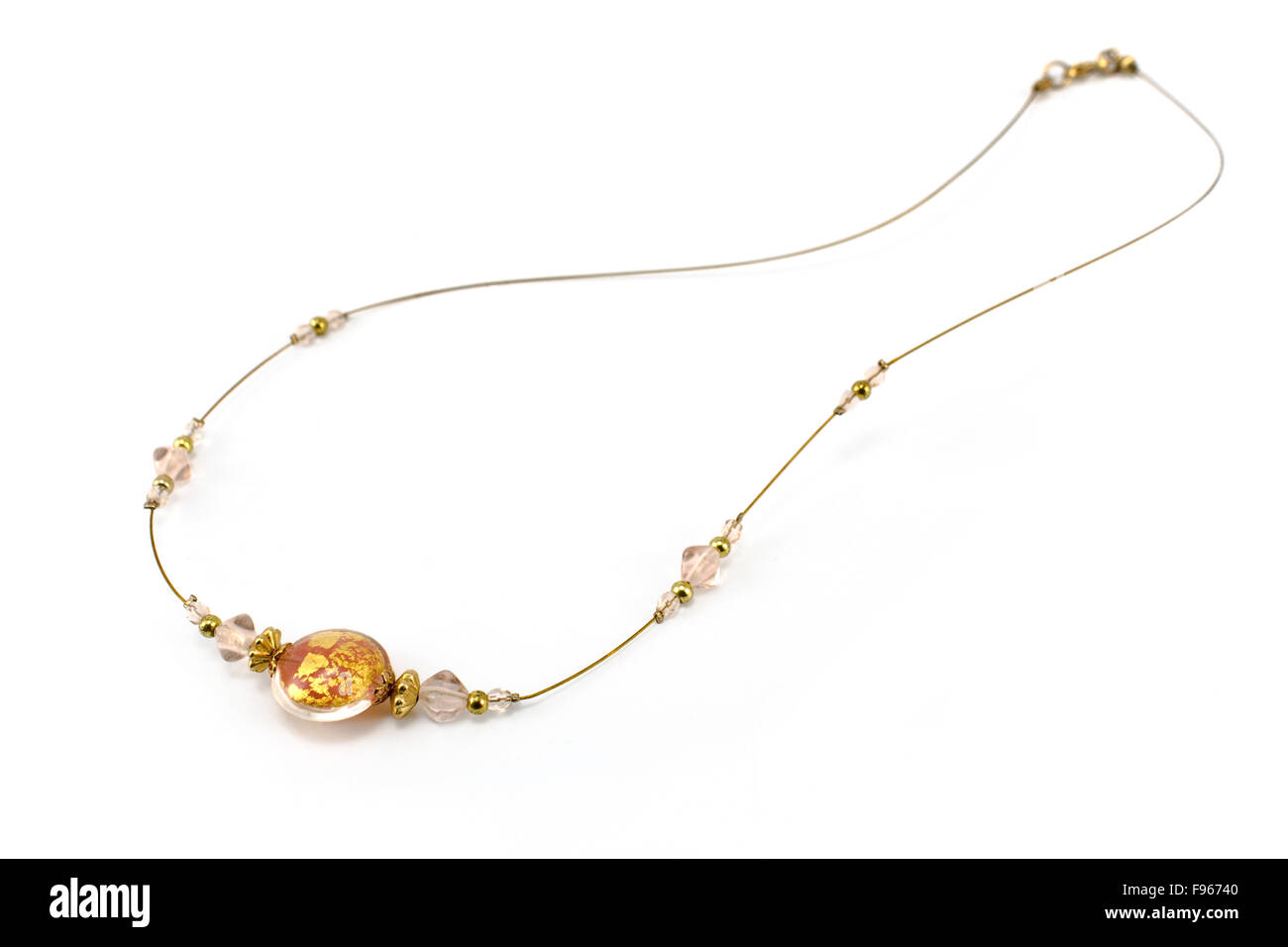 Antike goldene Halskette isoliert auf weiss Stockfoto
