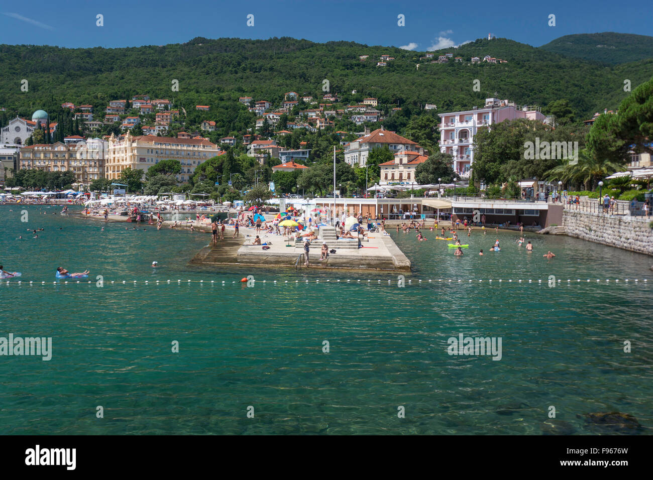 Touristen, die schwimmen an der Küste in Opatija, Kroatien Stockfoto