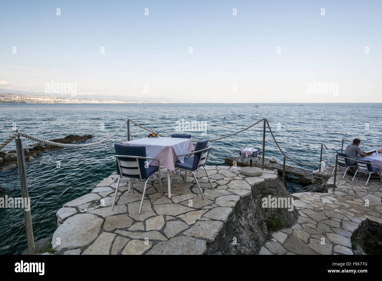 Erstreckt sich entlang der Riviera von der Fischerei Dorf Volosko über Opatija an der malerischen Strandpromenade Lungomare Stockfoto