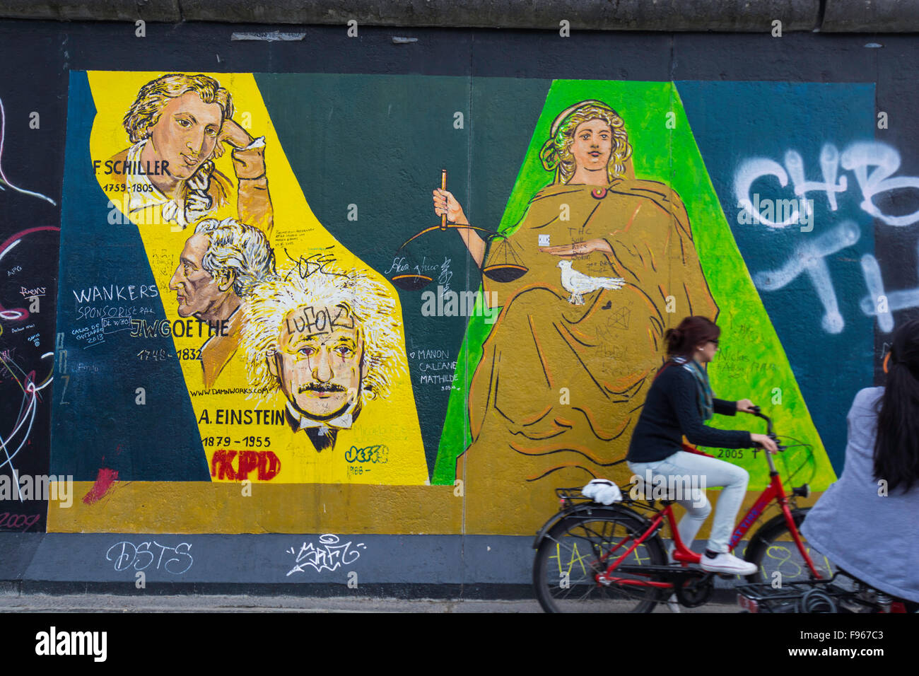 Galerie-Ausstellung, die größte Outdoor-Kunstgalerie in der Welt, auf das Segment der Berliner Mauer gemalt. Seine 1,3 kl ist lang von Stockfoto