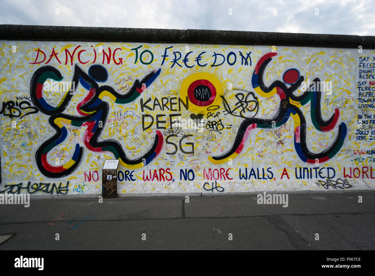 Galerie-Ausstellung, die größte Outdoor-Kunstgalerie in der Welt, auf das Segment der Berliner Mauer gemalt. Seine 1,3 kl ist lang von Stockfoto