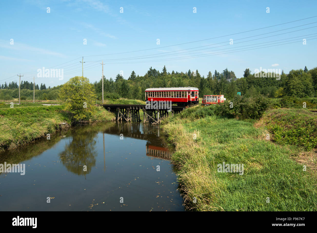 BCER 1225 Überlandstraßenbahn Auto des Fraser Valley Heritage Railway Society überquert der Serpentine River. Dies ist ein restauriertes Auto Stockfoto