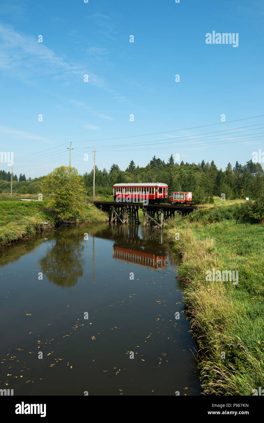 BCER 1225 Überlandstraßenbahn Auto des Fraser Valley Heritage Railway Society überquert der Serpentine River. Dies ist ein restauriertes Auto Stockfoto BCER 1225 Überlandstraßenbahn Auto des Fraser Valley Heritage Railway Society überquert der Serpentine River. Dies ist ein restauriertes Auto Stockfoto