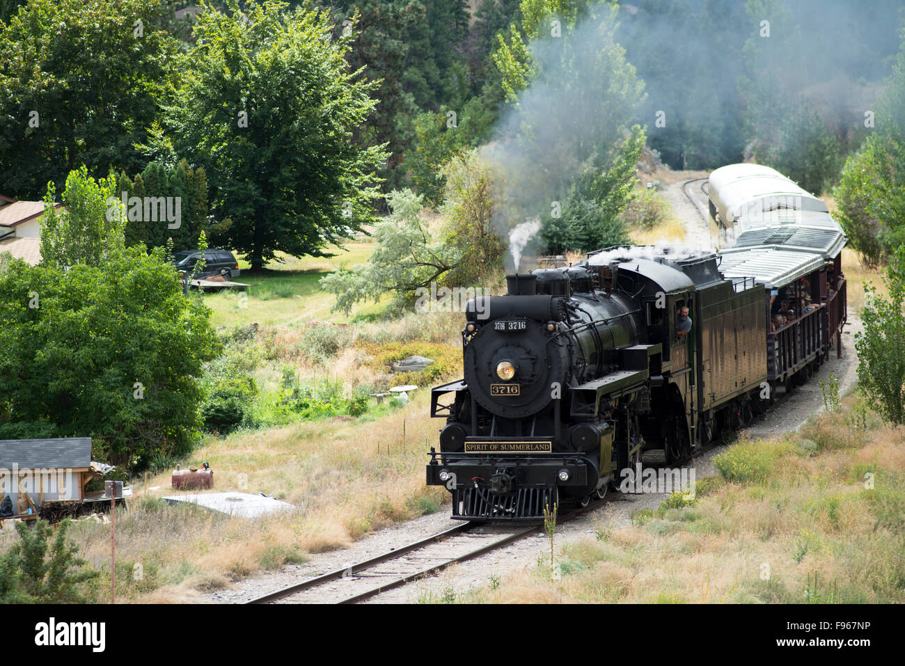 Die Kettle Valley Dampfeisenbahn, unter der Leitung von Lok 3716 dampft durch Summerland, British Columbia, Kanada. Stockfoto