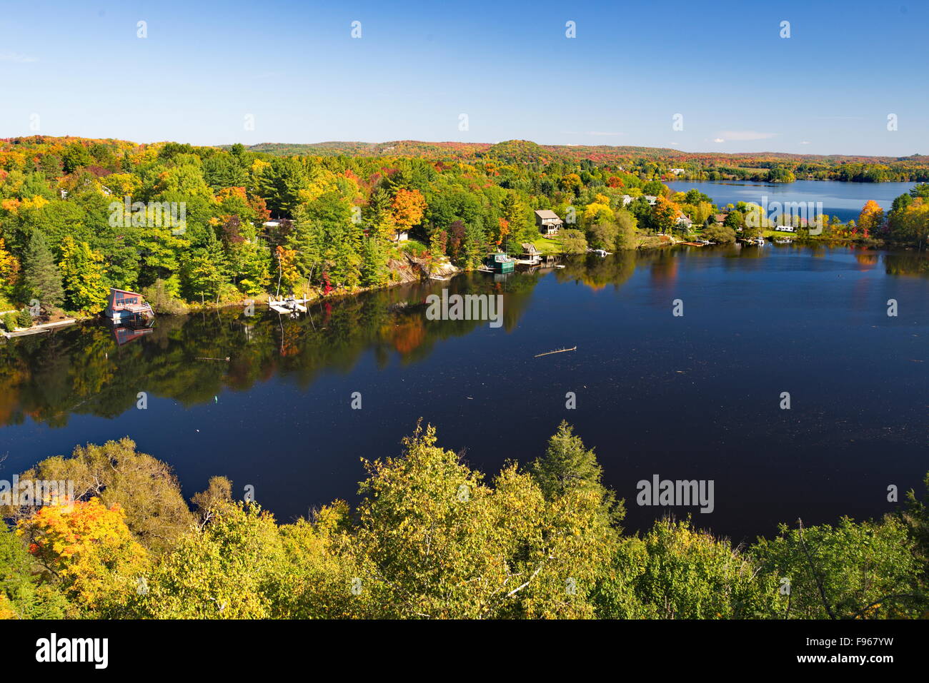Erhöhte Ansicht der Kabinen auf Fairy Lake, Huntsville, Ontario, Kanada Stockfoto
