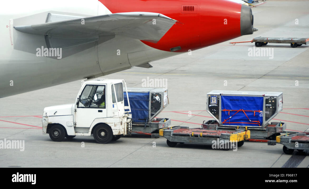Laden ein Passagierflugzeug. Marken und keine Menschen. Stockfoto