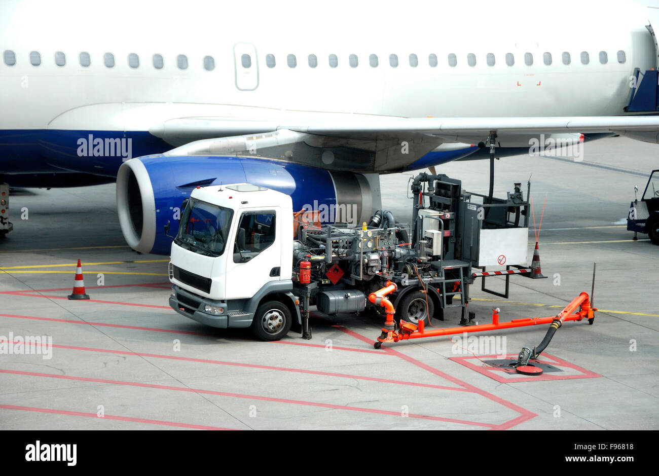 Flugzeug ist auf dem Flughafen betankt werden Stockfoto