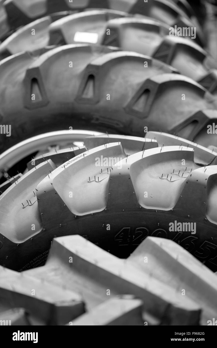 große Räder für große Maschinen hintereinander auf einer Landwirtschaft in Irland Stockfoto