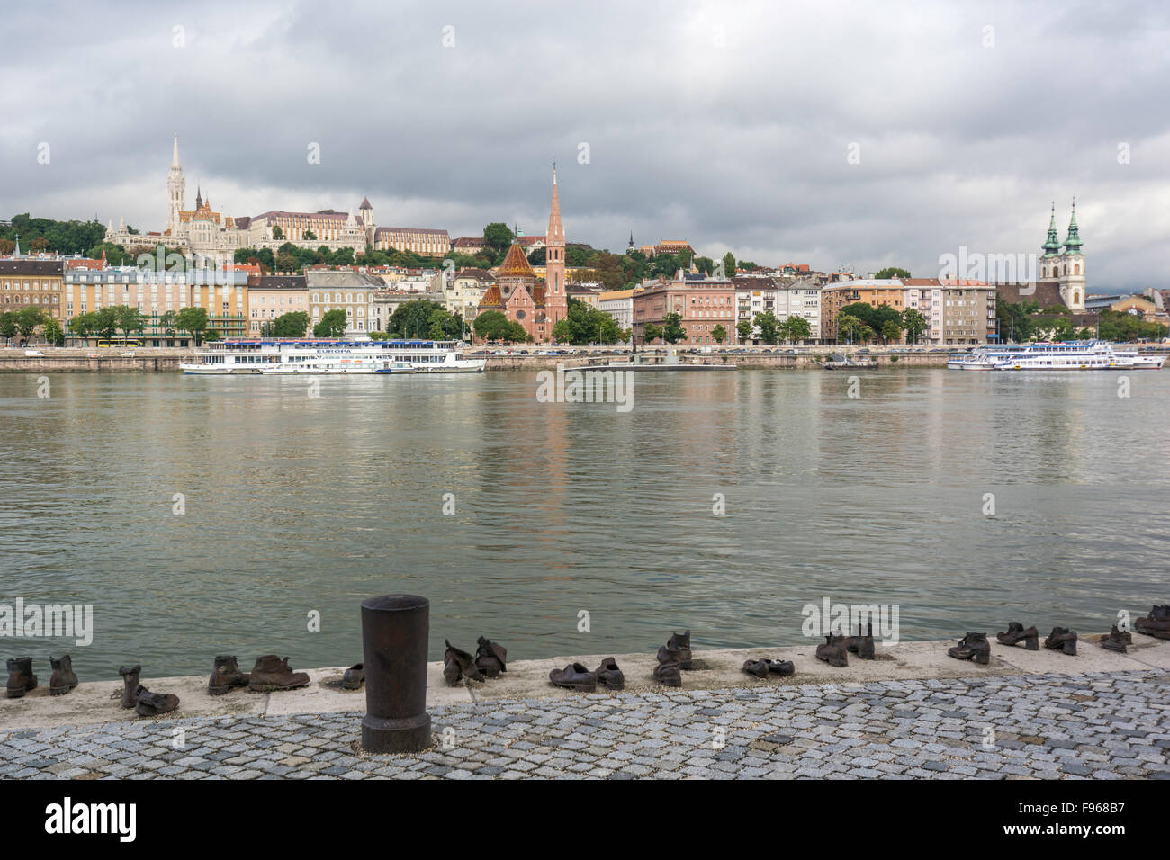 An den Ufern des Flusses zwischen Széchenyi István Tér und Parlament ist ein Denkmal für ungarische Juden erschossen und in geworfen Stockfoto