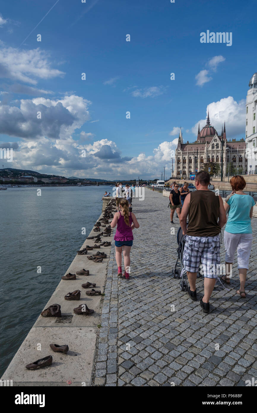 An den Ufern des Flusses zwischen Széchenyi István Tér und Parlament ist ein Denkmal für ungarische Juden erschossen und in geworfen Stockfoto
