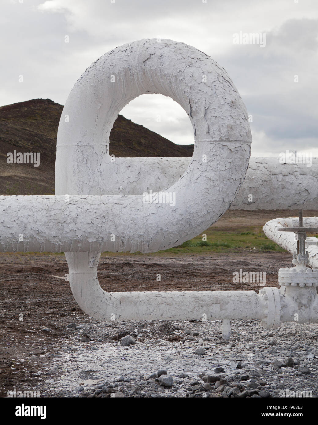 Industrielle Verfall und Kieselsäure auf Rohren an Bjarnarflag geothermische Anlage, Island Stockfoto