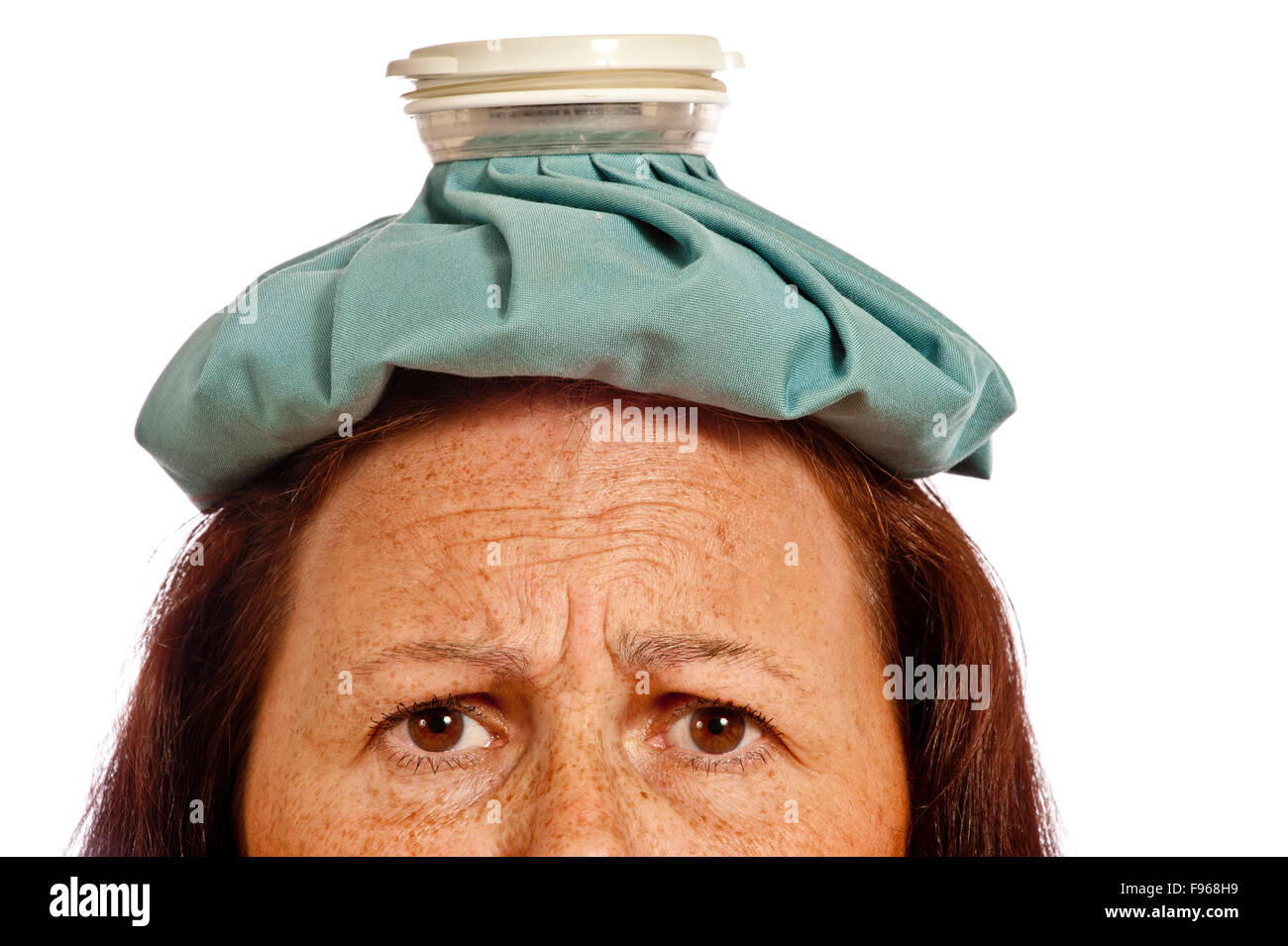 Frau mit Eisbeutel auf dem Kopf Stockfoto