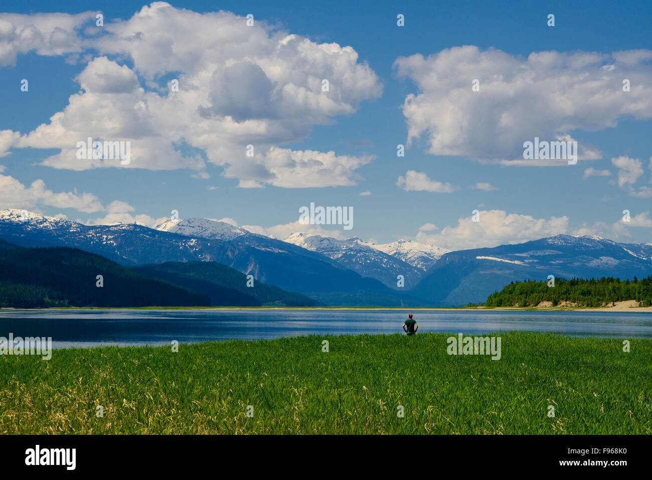 Wohnmobil tränkt in den Ansichten des Upper Arrow Lake, in der Nähe von Revelstoke, der Columbia/Shuswap-Region von British Columbia, Kanada Stockfoto