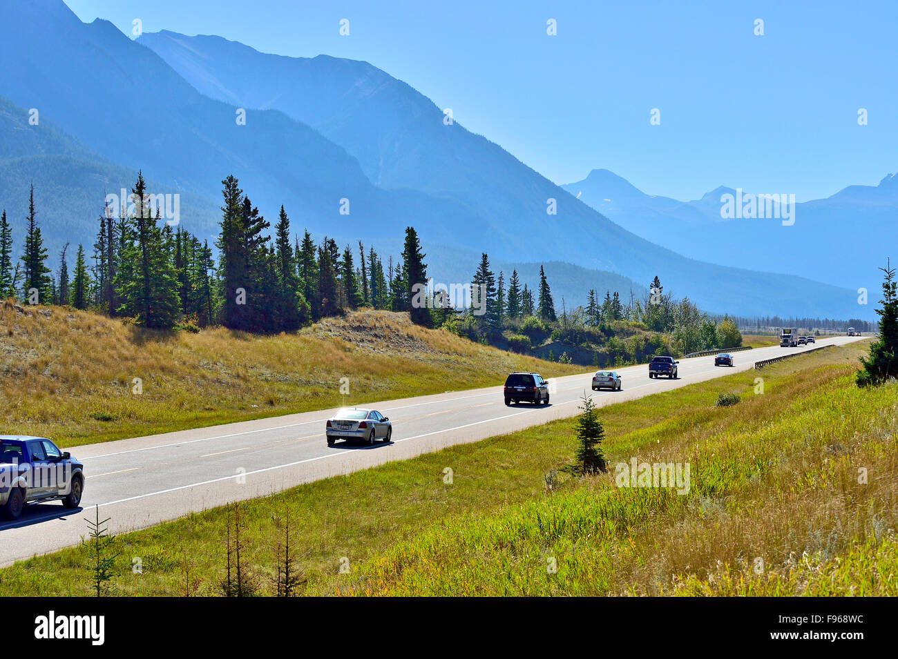 Einen Überblick über die Fahrzeuge fahren auf Alberta Highway 16, wie es durch Jasper Nationalpark Alberta Kanada wandert Stockfoto