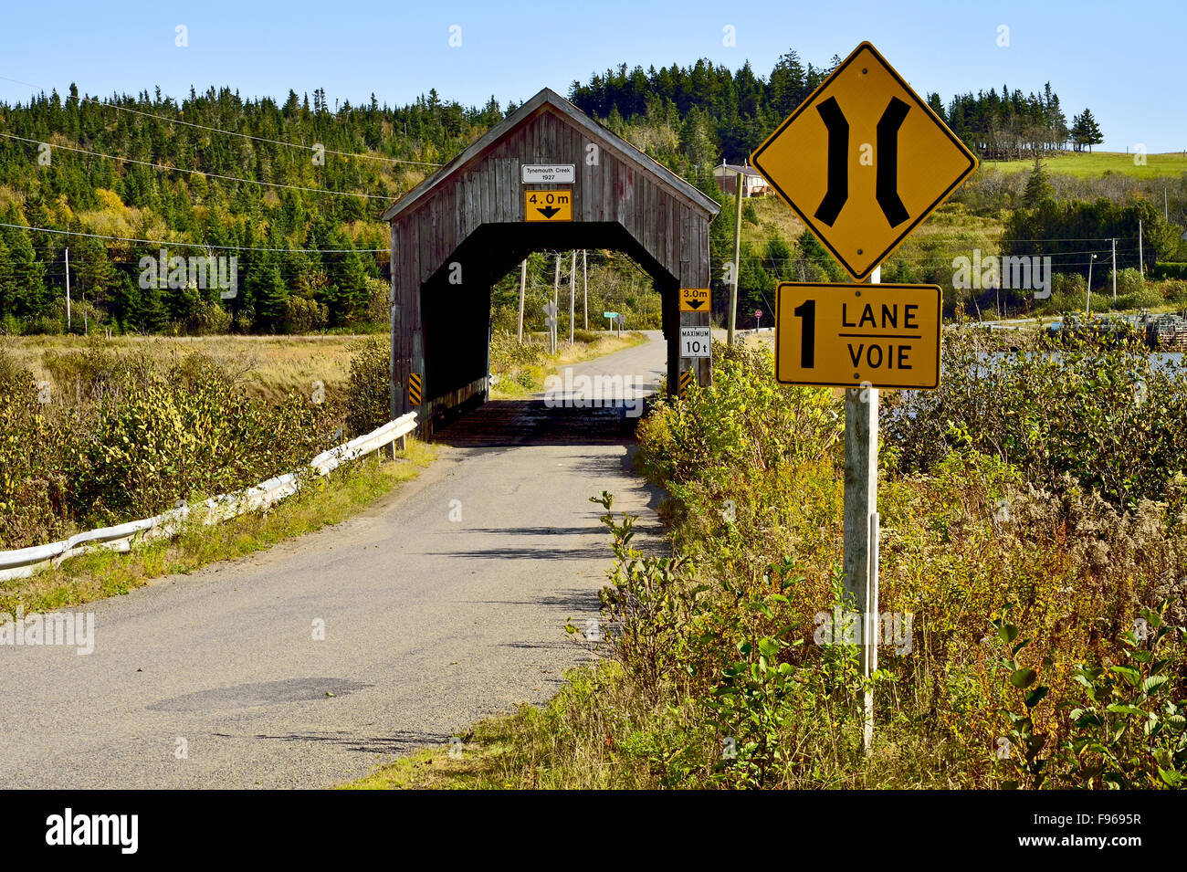 Ein horizontales Bild von der überdachten Brücke bei Tynemouth Creek New Brunswick Kanada mit dem Schild zeigt den Weg reduziert auf Stockfoto