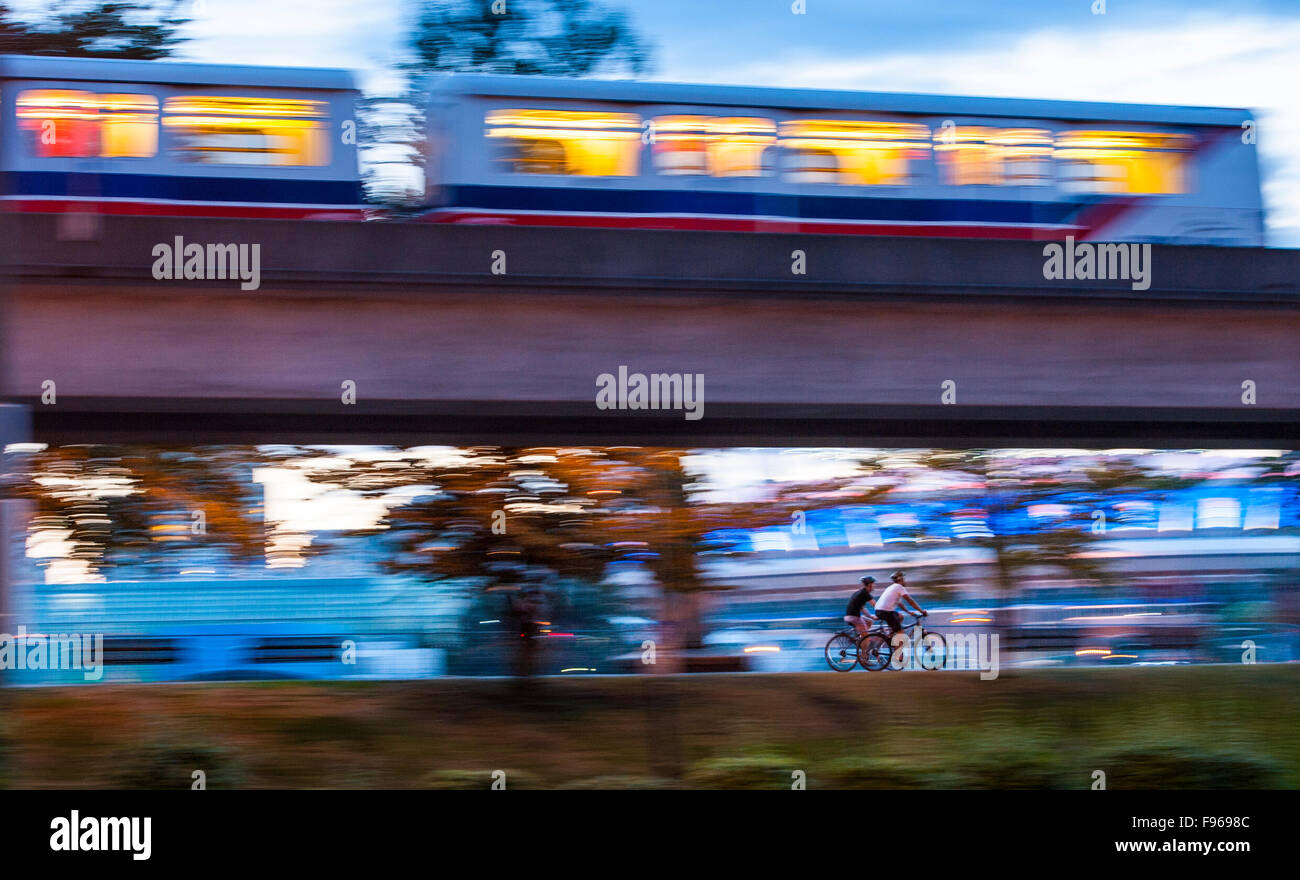 Radfahrer und Skytrain Vancouver, British Columbia, Kanada Stockfoto