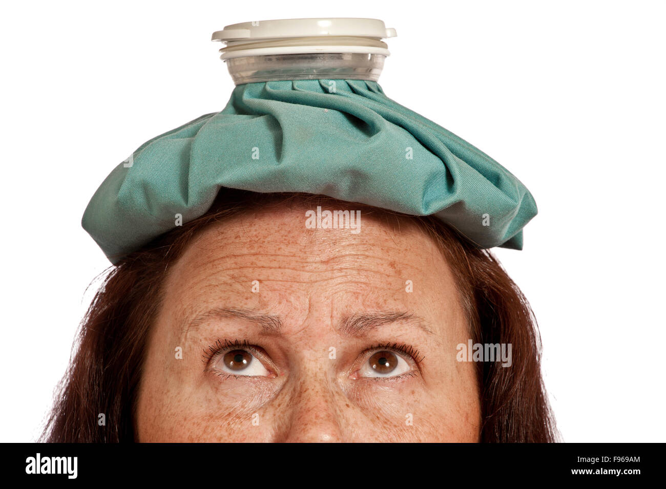 Frau mit Eisbeutel auf den Kopf Stockfoto