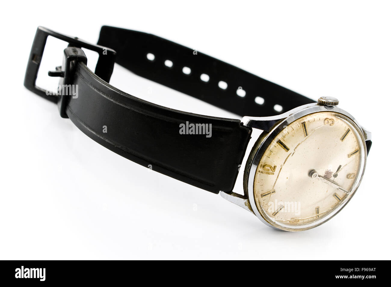 Alten gebrochenen Armbanduhr mit schwarzem Armband isoliert onwhite Stockfoto