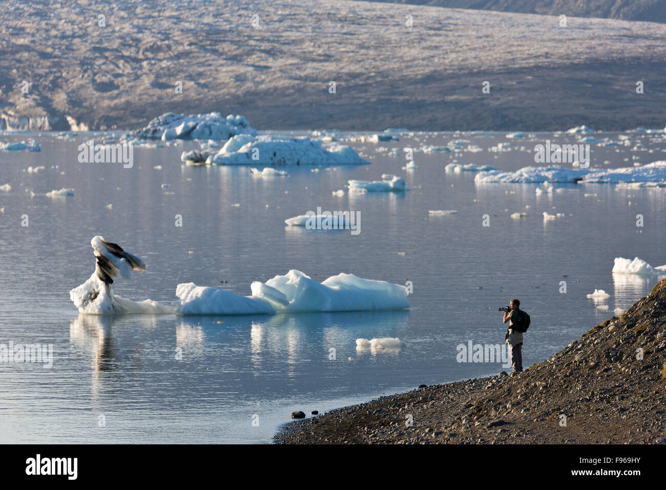 Person fotografieren an der Jökulsárlón Glacial Lagune, Breidamerkurjokull Gletscher, Vatnajökull-Eiskappe. Island Stockfoto