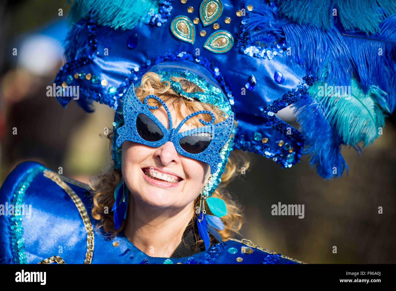 eine Frau in einem extravaganten Karneval Outfit bei Alzheimer Gesellschaft Erinnerung an Liverpool Festival Gärten gehen. Stockfoto