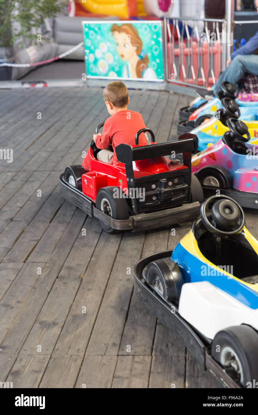 Ein Kinder fängt an mit einem elektrischen Spielzeug-Auto fahren Stockfoto