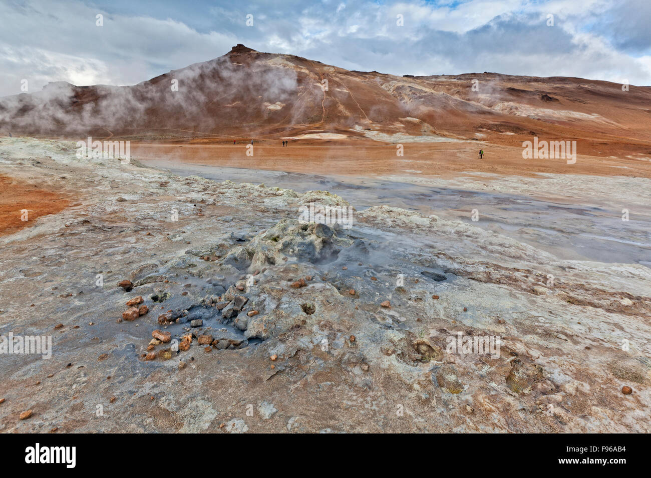 Geothermische heiße Quellen, Hverarond, Namaskard, Island. Das Gebiet zeichnet sich durch kochendem Schlamm-Mooren und Solfataren. Stockfoto