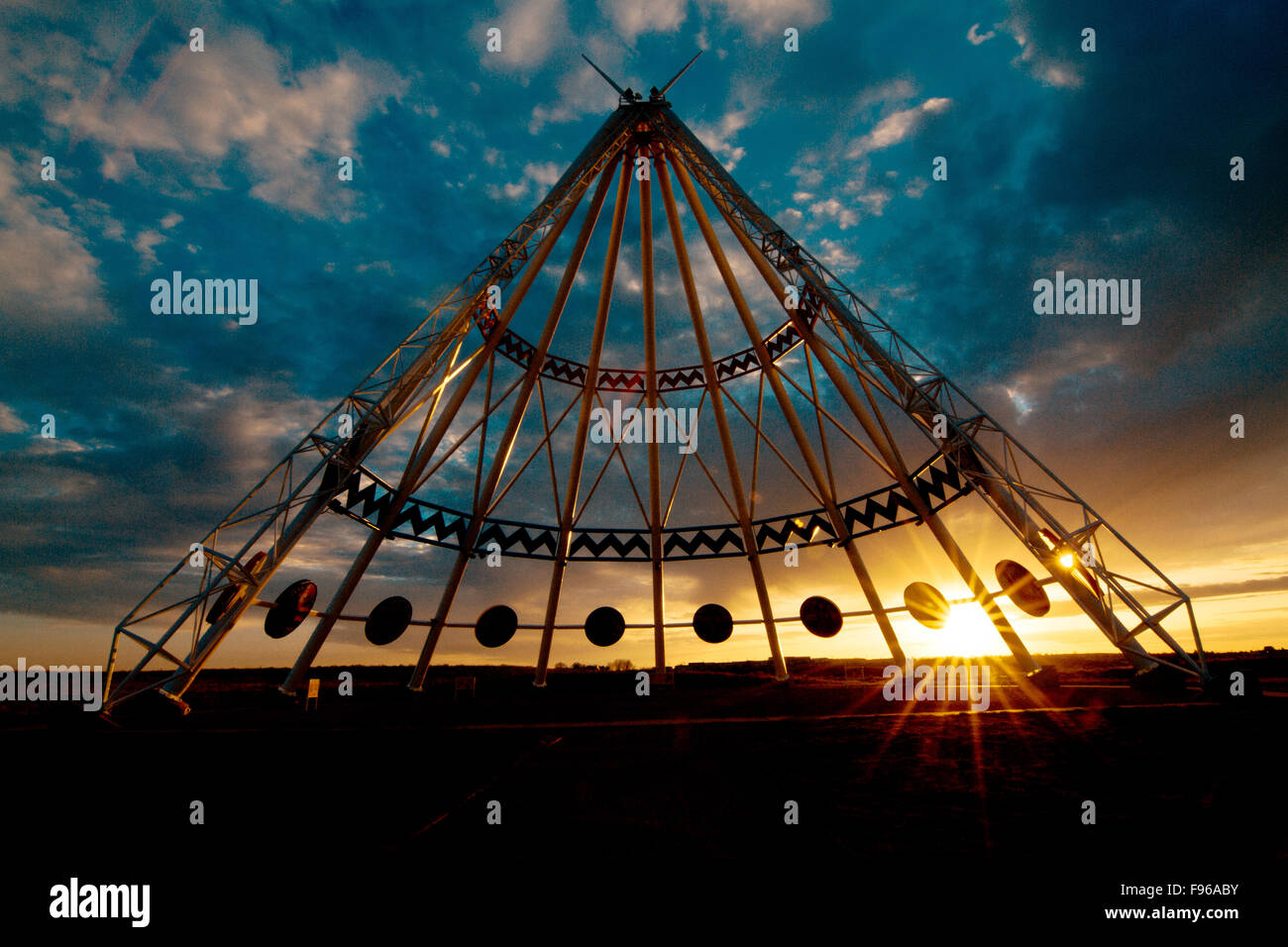 Saamis Tipi befindet sich in Medicine Hat, Alberta, Kanada, während des Sonnenuntergangs; ursprünglich gebaut für die Calgary 1988 Winter Stockfoto