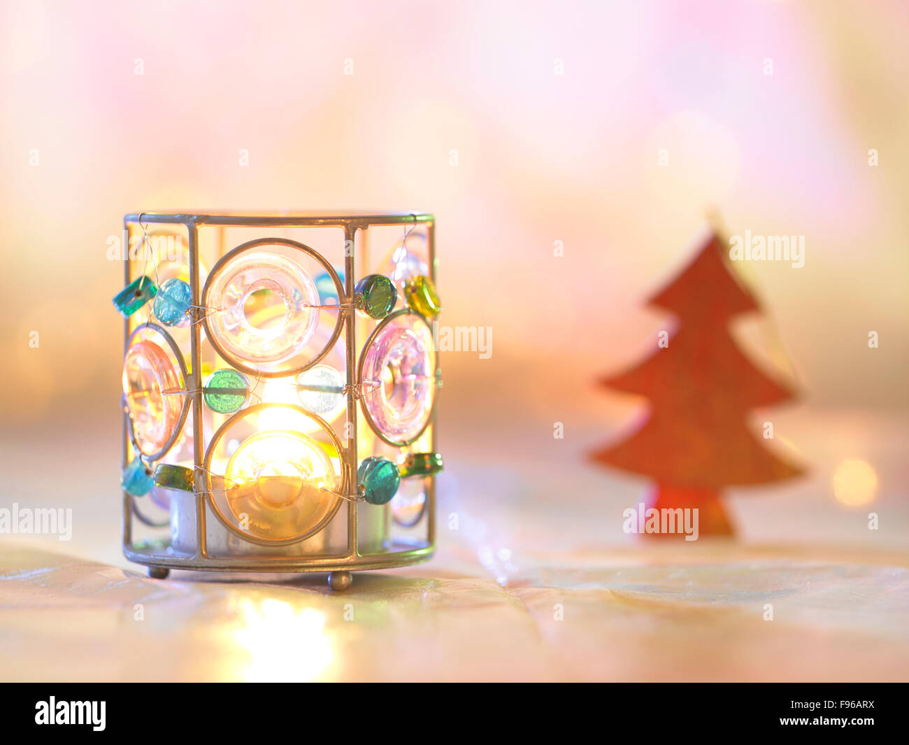 bunte Lampenhalter mit Mini Weihnachtsbaum ornament Stockfoto