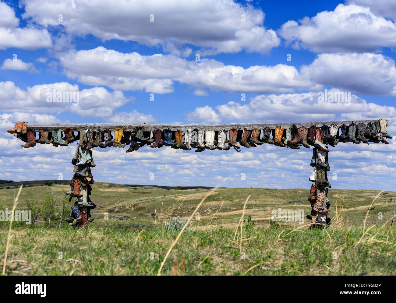 Alte Cowboystiefel in Erinnerung an John Booth, großer Sandhügel, hängen in der Nähe von Zepter, Saskatchewan, Kanada Stockfoto
