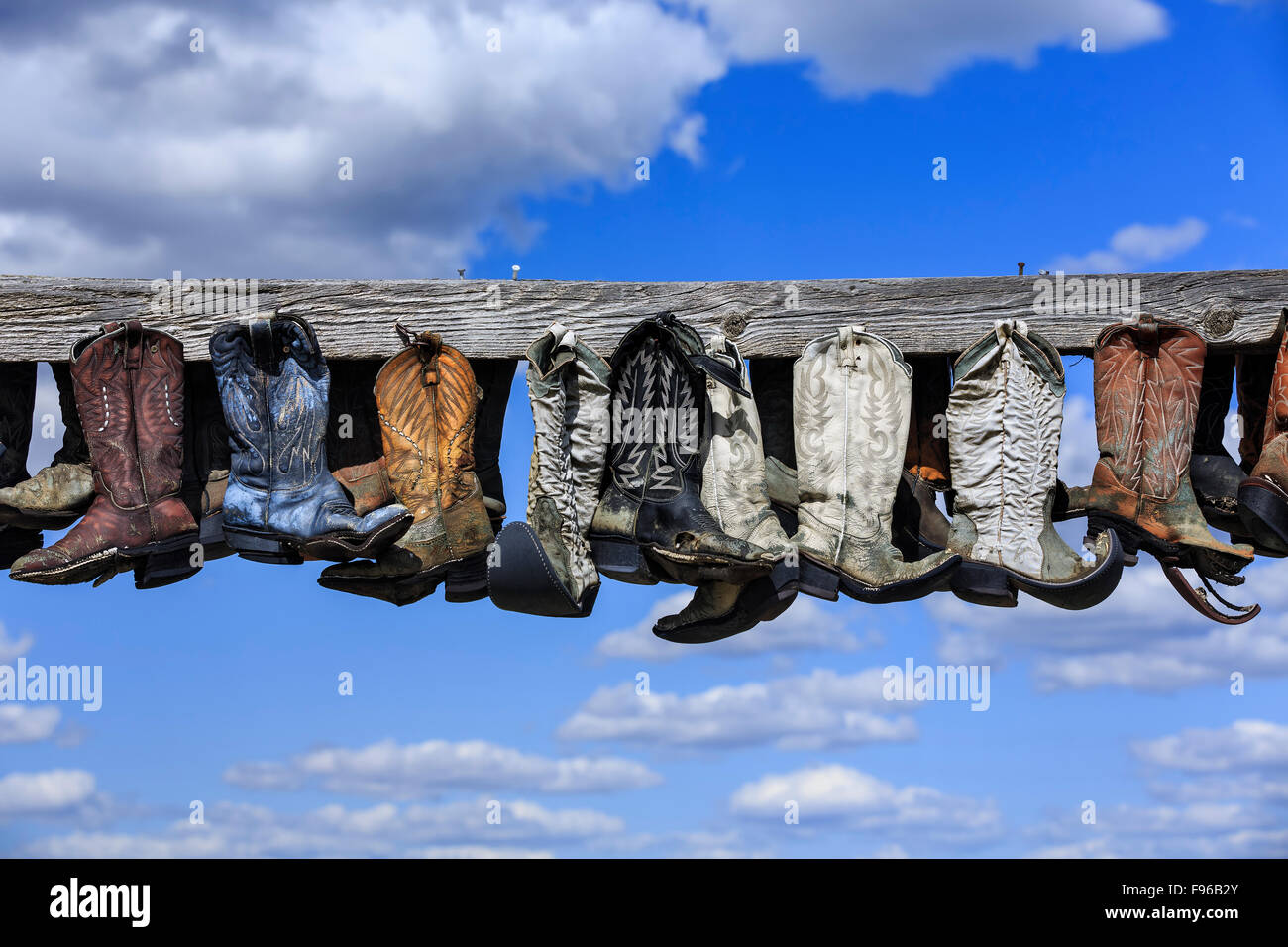 Alte Cowboystiefel hängen, Post, in Erinnerung an John Booth, großer Sandhügel, in der Nähe von Zepter, Saskatchewan, Kanada Stockfoto