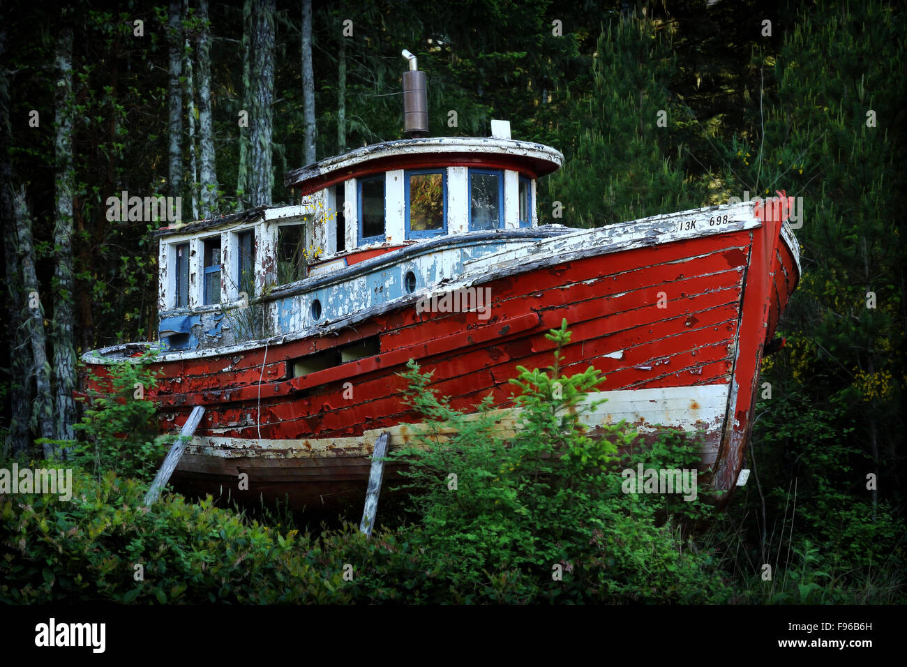 alte hölzerne Fischerboot, Vancouver Island, Wald, British Columbia, Kanada, auf Stelzen, verfallenden, Stockfoto