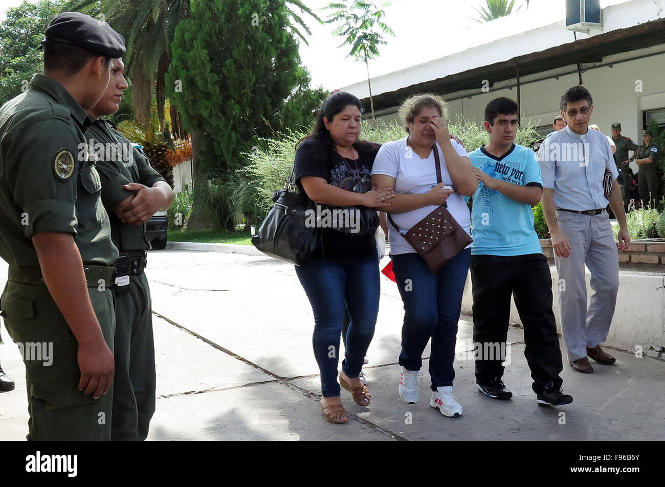 Santiago Del Estero, Argentinien. 14. Dezember 2015. Verwandten der Offiziere an Bord des Bus, der in der Ortschaft von Rosario De La Frontera umgekippt Reisen kümmern sich um Auskunft in der Mobile Abteilung 5 der nationalen Gendarmerie von der Hauptstadt Santiago del Estero in Santiago Del Estero, Argentinien am 14. Dezember 2015. Laut der lokalen Presse, mindestens 41 Menschen starben, wurden 20 weitere verletzt und 15 weitere gefangen, wenn ein Bus transportieren Personal der nationalen Gendarmerie am Montag in Salta, Argentinien, umgekippt. Bildnachweis: Emilio Rapetti/TELAM/Xinhua/Alamy Live-Nachrichten Stockfoto