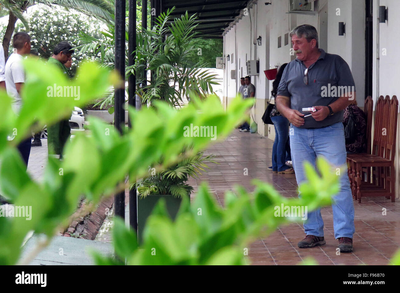 Santiago Del Estero, Argentinien. 14. Dezember 2015. Ein Verwandter der Offiziere an Bord des Bus, der in der Ortschaft von Rosario De La Frontera, umgekippt Reisen kümmert sich um Auskunft in der Mobile Abteilung 5 der nationalen Gendarmerie von der Hauptstadt Santiago del Estero in Santiago Del Estero, Argentinien am 14. Dezember 2015. Laut der lokalen Presse, mindestens 41 Menschen starben, wurden 20 weitere verletzt und 15 weitere gefangen, wenn ein Bus transportieren Personal der nationalen Gendarmerie am Montag in Salta, Argentinien, umgekippt. Bildnachweis: Emilio Rapetti/TELAM/Xinhua/Alamy Live-Nachrichten Stockfoto