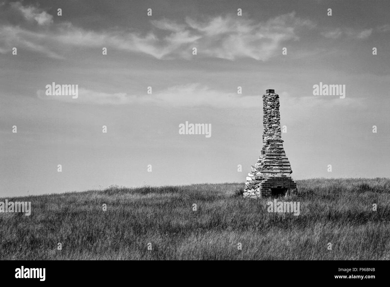 alten Herd, südlichen Saskatchewan, Kanada, Steinkamin, Wiese, Stockfoto