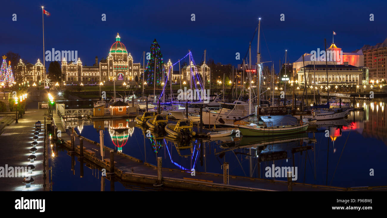 Innenhafen und Legislative Gebäude beleuchtet für Weihnachten-Victoria, British Columbia, Kanada. Stockfoto