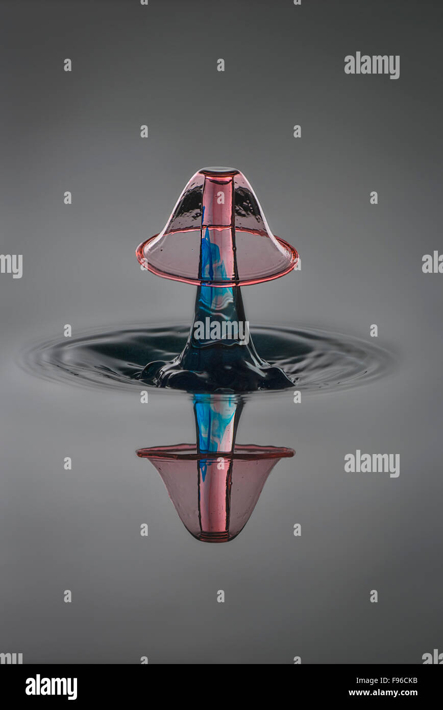 Wassertropfen-Fotografie, abstrakt, Reflexionen mit Farbe Stockfoto