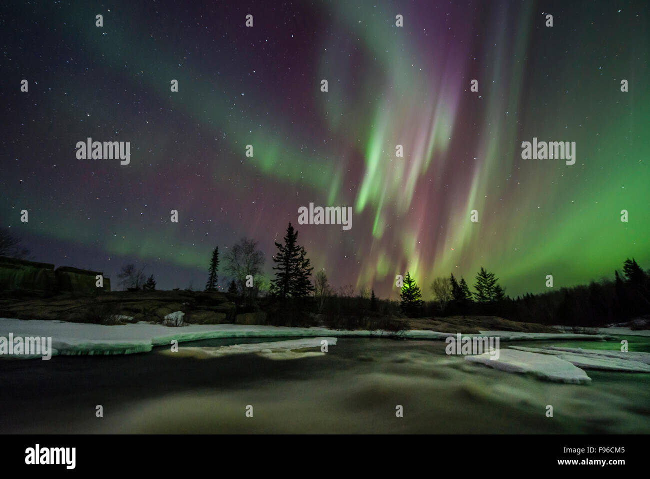 Nordlicht, Aurora, Aurora Borealis, Pinawa Damm, Manitoba, Süd Ost Manitoba, Kanada, G8 geomagnetischen Sturm März 17, Stockfoto