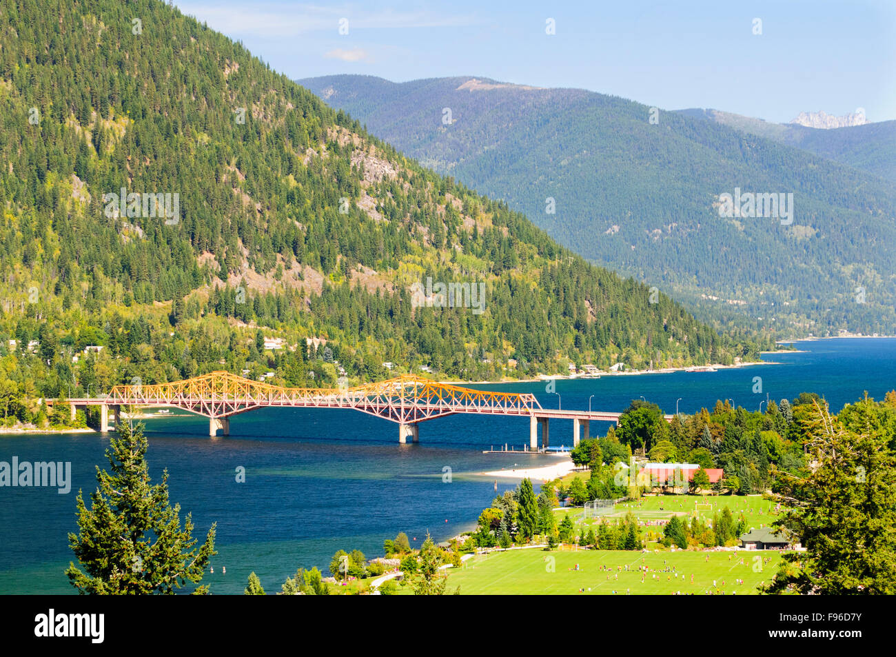 Die Big Orange Brücke über Kootenay Lake in Nelson, British Columbia. Stockfoto