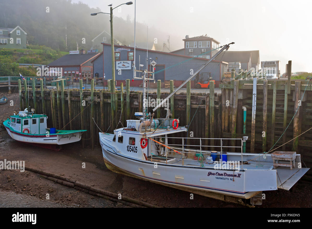 Boote an der Anlegestelle in Hallen Hafen, Bucht von Fundy, Minas Kanal, Evangeline Trail, Nova Scotia, Kanada gebunden. Stockfoto