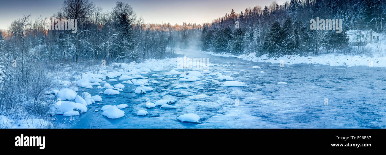 Winter am Madawaska River im Whitney, Ontario, Kanada (Digital gespleißten Panorama) Stockfoto