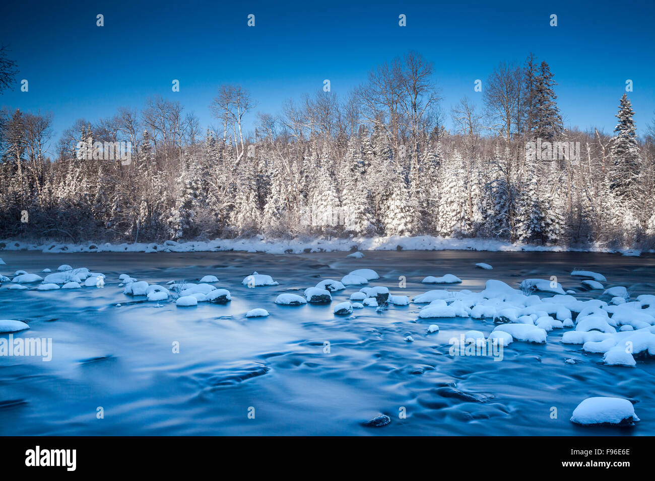 Winter am Madawaska River im Whitney, Ontario, Kanada Stockfoto