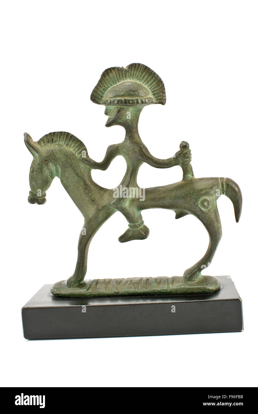 Etruskische Bronzeplastik des Kriegers auf Pferd isoliert auf weiss Stockfoto