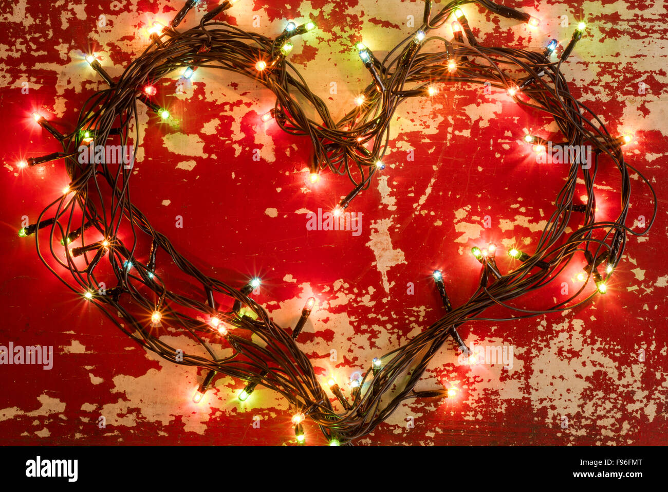 Urlaub Grußkarten-Liebe Konzept Hintergrund, Herzform mit Weihnachtsbeleuchtung an Grunge Holzstruktur gemacht. Stockfoto