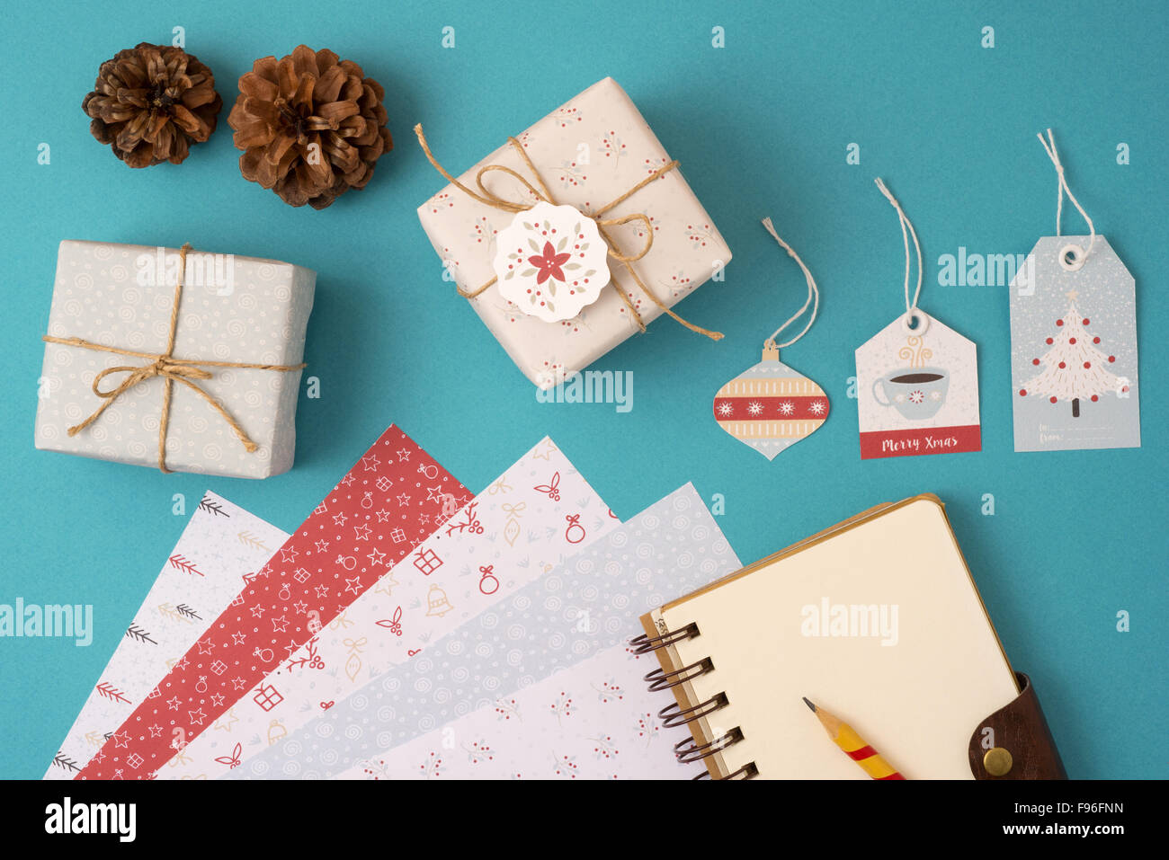Frohe Weihnachten Saison Konzept Schreibwaren Mock-up Draufsicht festlegen Vorlage: leeren Notizbuch mit Bleistift, Vintage Geschenk-Boxen Stockfoto