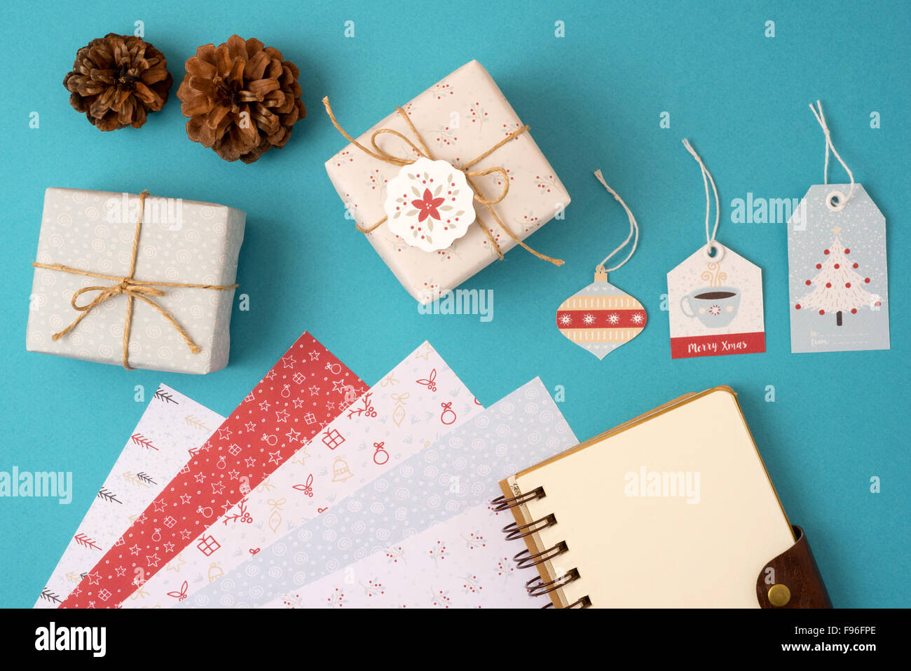 Frohe Weihnachten-Draufsicht-Komposition mit Briefpapier set Vorlage. Spiral-Notizbuch mit Kopie Raum und Verpackung Papierstapel Stockfoto