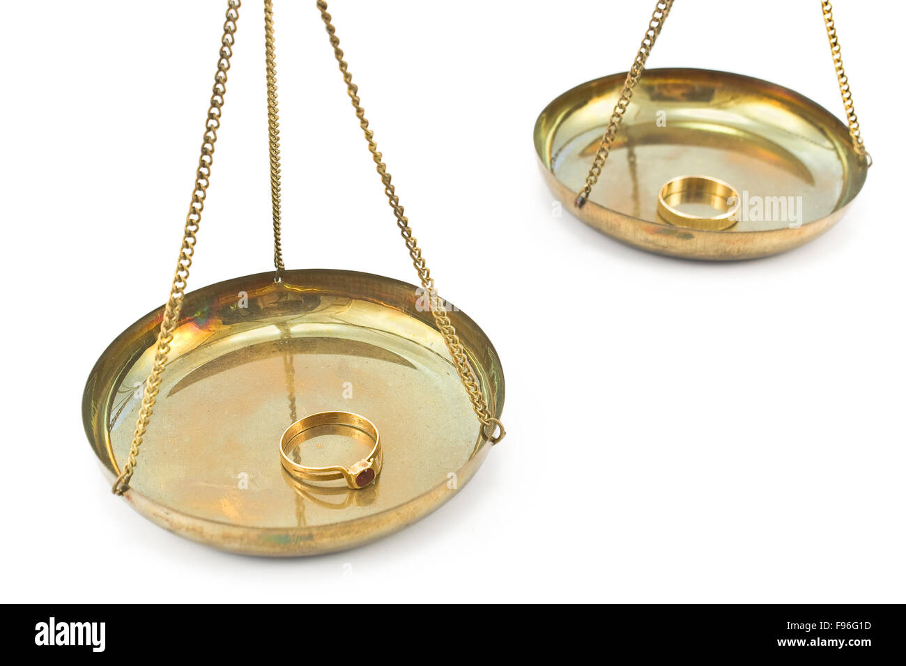 Balance-Waage mit goldene Hochzeit Ringe isoliert auf weiss Stockfoto