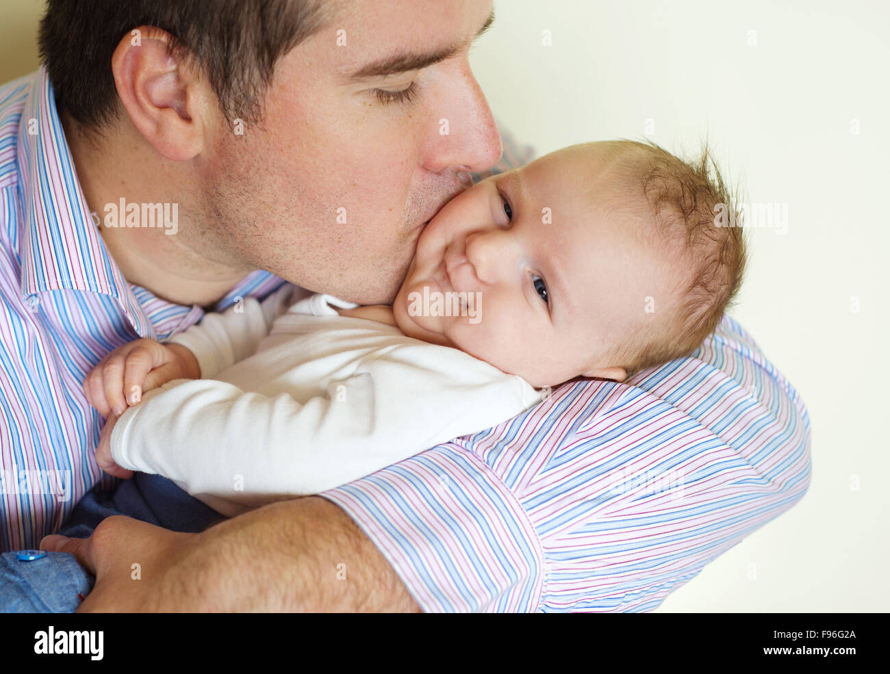 Niedlichen Neugeborenen Baby junge mit seinem Vater zu Hause entspannen Stockfoto