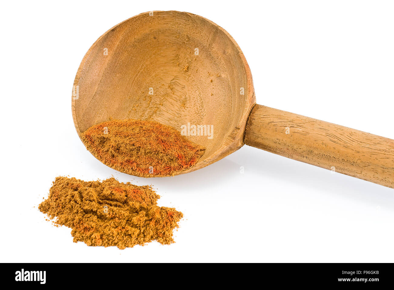 Boden-Chili mit Holzlöffel isoliert auf weiss Stockfoto