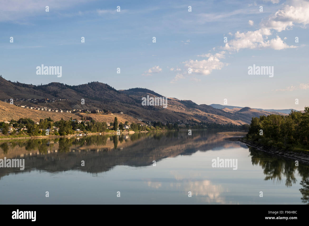 Häuser und Berge rund um Kamloops Lake bei Sonnenaufgang in Kamloops, Britisch-Kolumbien, Kanada Stockfoto