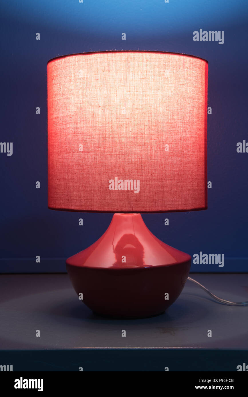 rote Lampe am Tisch Textur grauen und blauen blackground Stockfoto